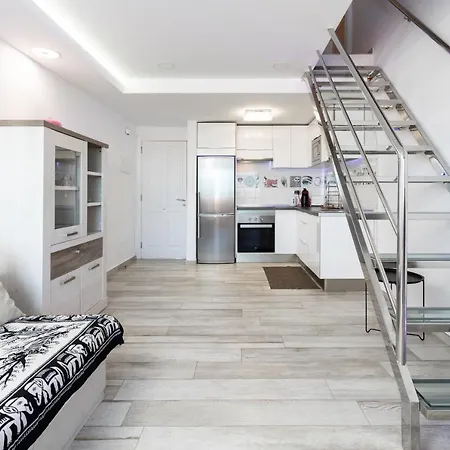 Apartament Playa Vistas With Breathtaking Sea View, Only 100 M To The Sea, Heated Pool, Aircondition For A Fee, Wifi Playa de las Americas (Tenerife)