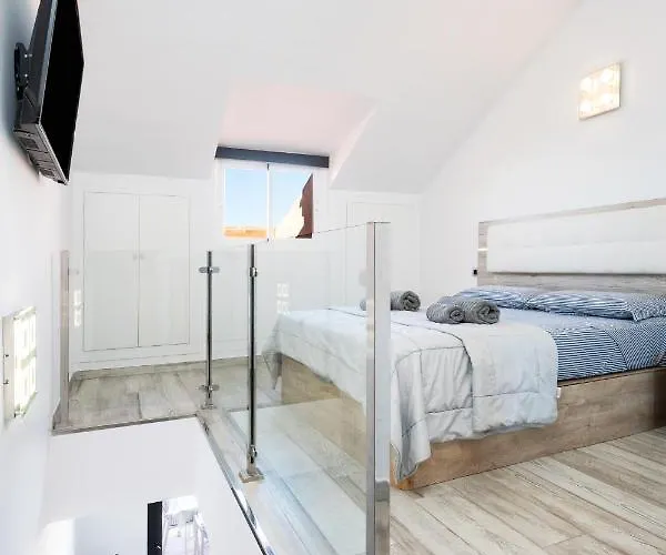 Seaside Haven: Vistas With Pool And Ocean Views Apartment Playa de las Americas (Tenerife)