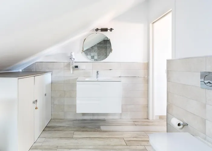 Apartment Seaside Haven: Vistas With Pool And Ocean Views *